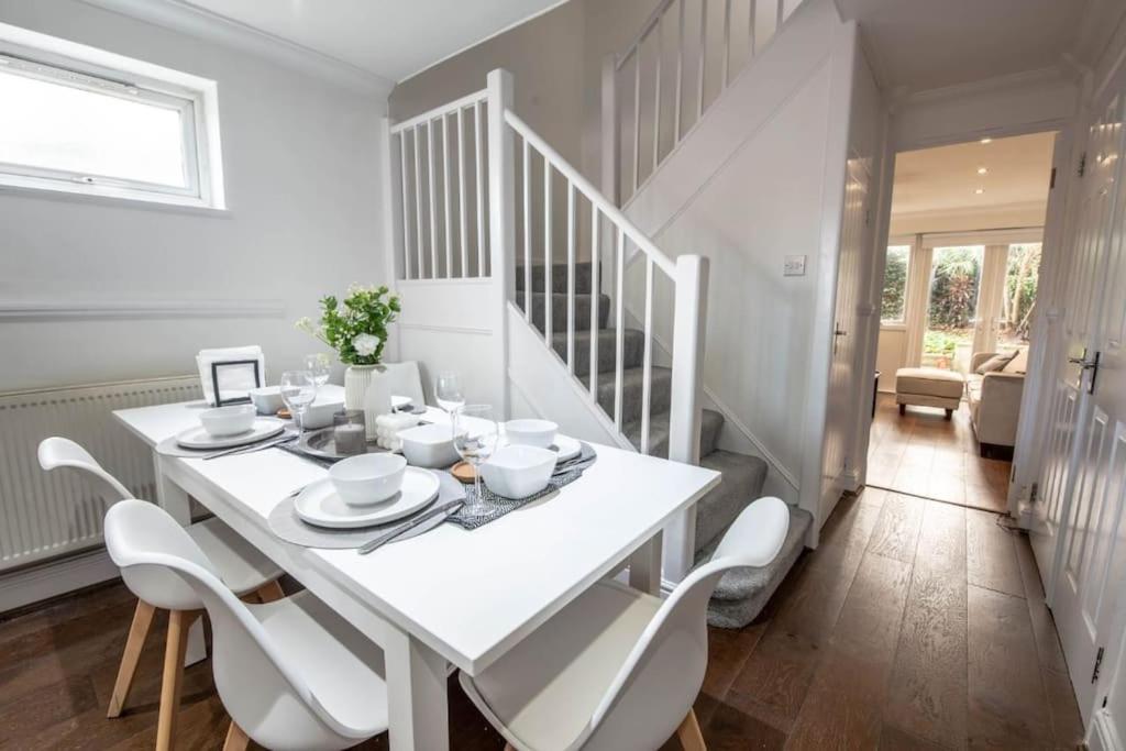 Stylish 3 Bedroom House Close To Streatham Hill Station London