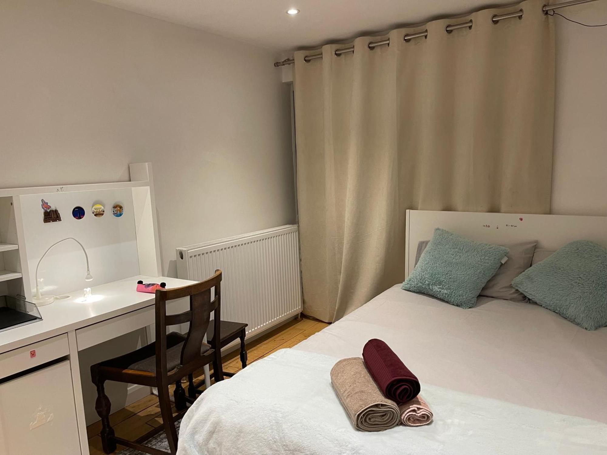 Luxe Quartet: Spacious 4-bed Retreat Near Elizabeth Line Londres