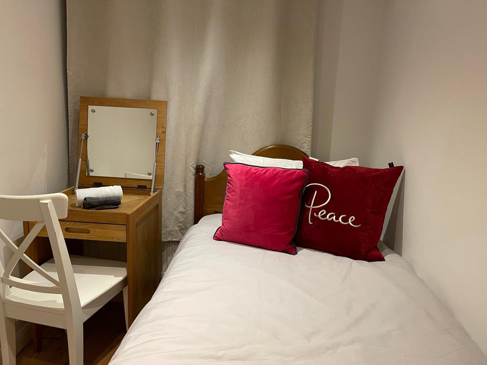 Pousada Luxe Quartet: Spacious 4-bed Retreat Near Elizabeth Line Londres