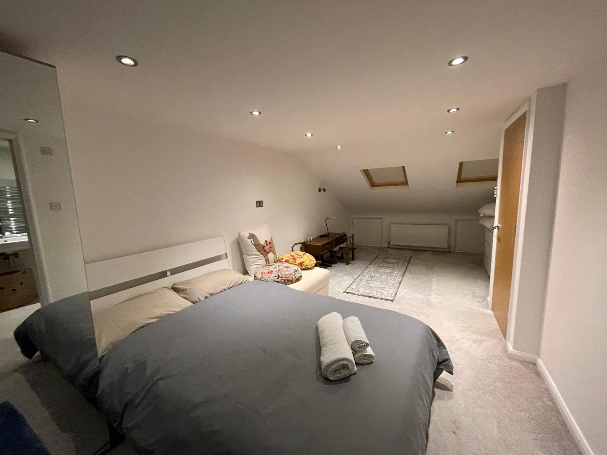 Pousada Luxe Quartet: Spacious 4-bed Retreat Near Elizabeth Line Londres
