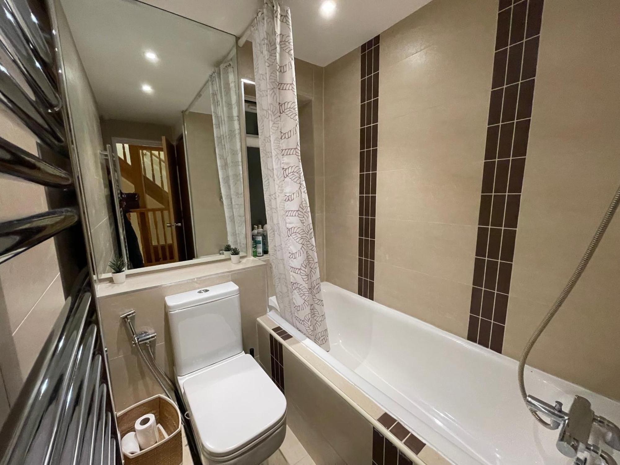 Pousada Luxe Quartet: Spacious 4-bed Retreat Near Elizabeth Line