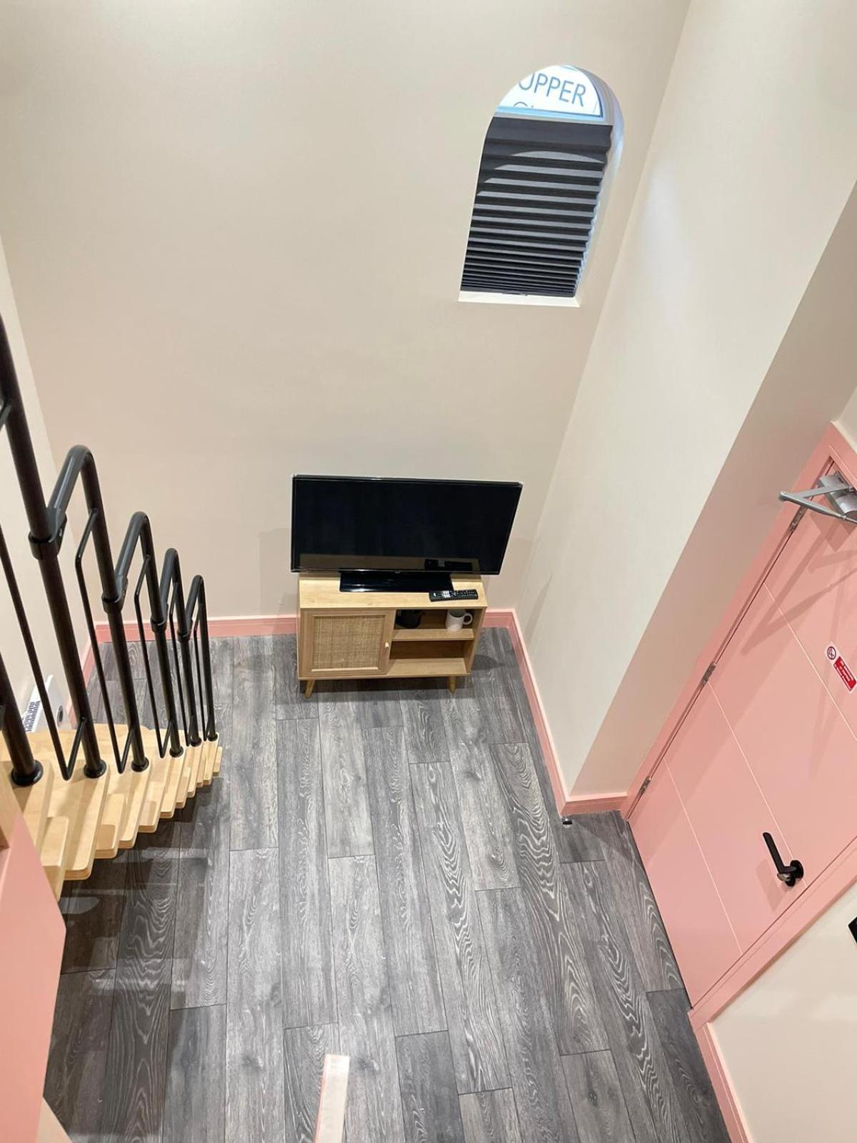 Guest house Cozy En-suite Loft In Trendy Local London