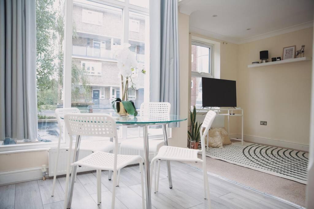 Stylish 2bed With Sky Window Apartment