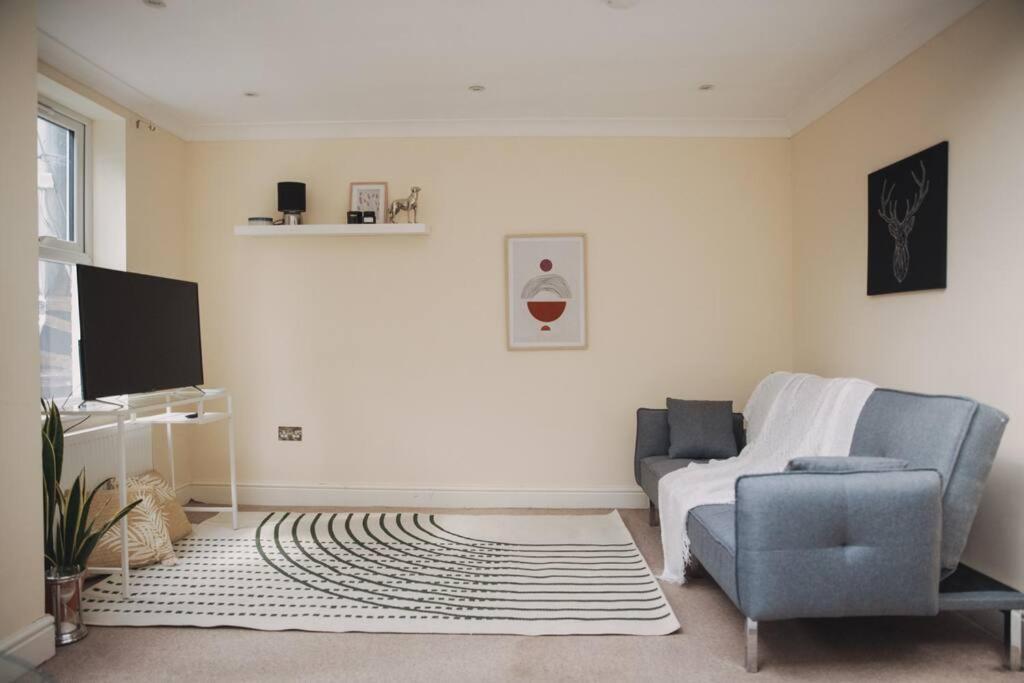 Stylish 2bed With Sky Window Apartment