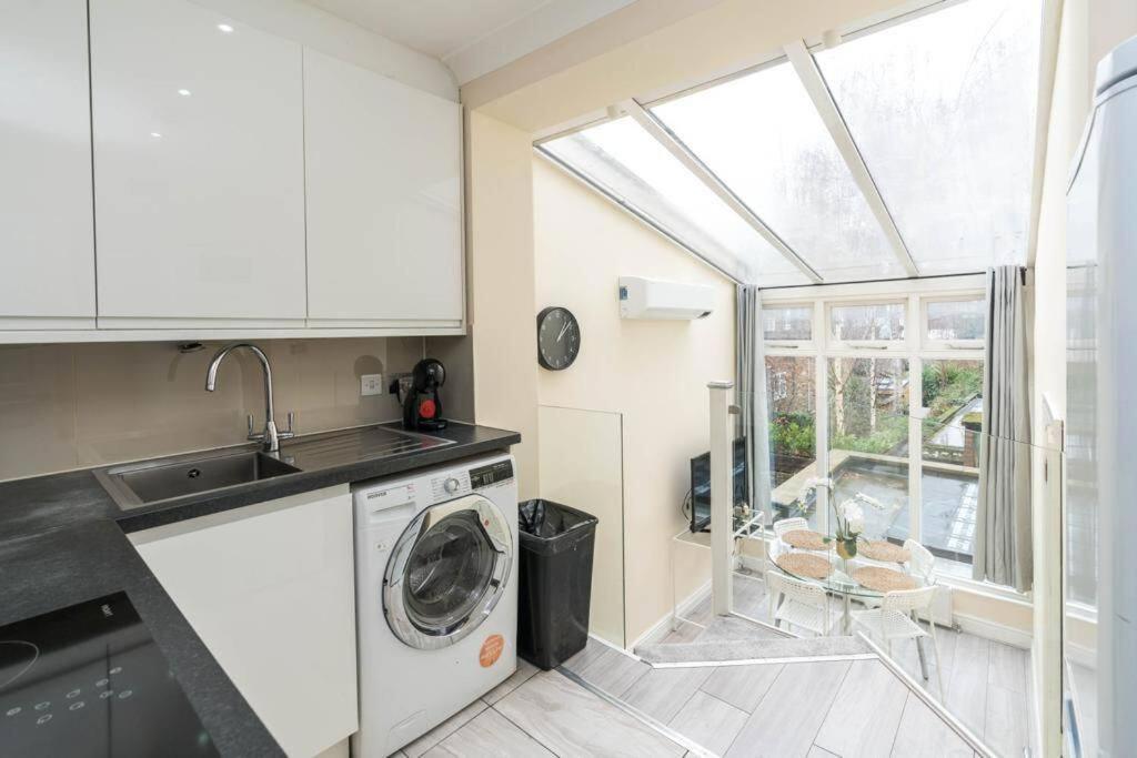 Stylish 2bed With Sky Window * London