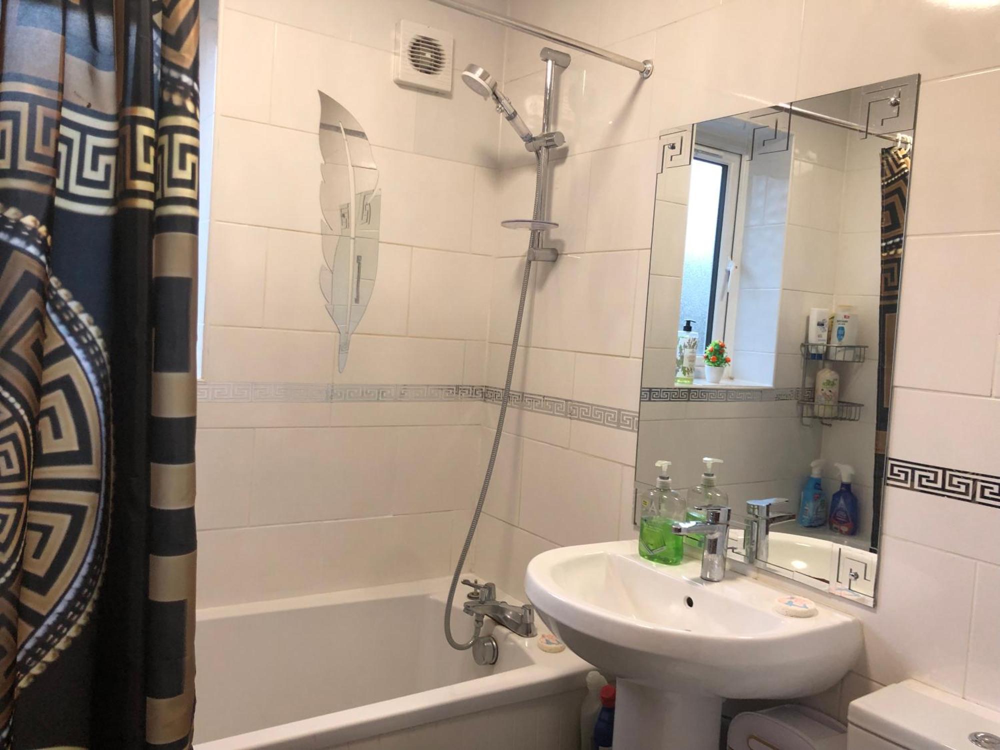 Holiday home Cheerful 4 Bedroom House With Garden Free Parking London