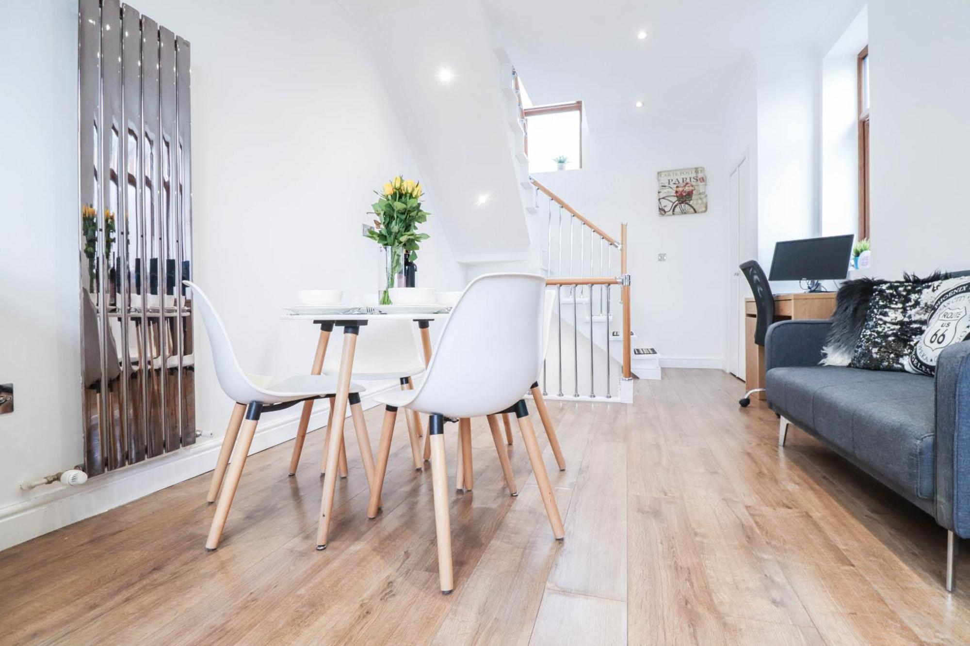 Stunning Split Level Apartment *