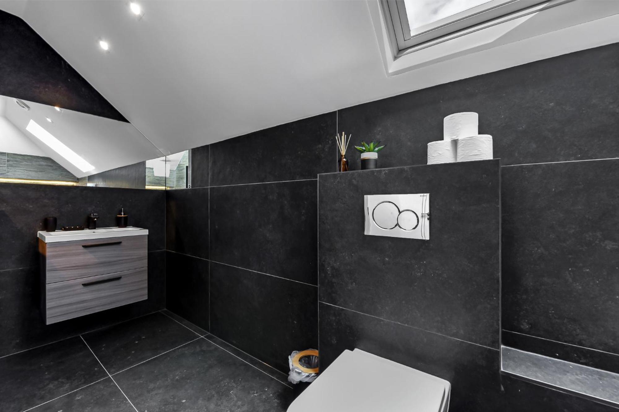 1 Bedroom Stylish In Webley Park *