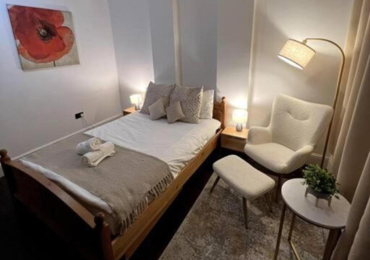 Cosy Near The Eye Apartment