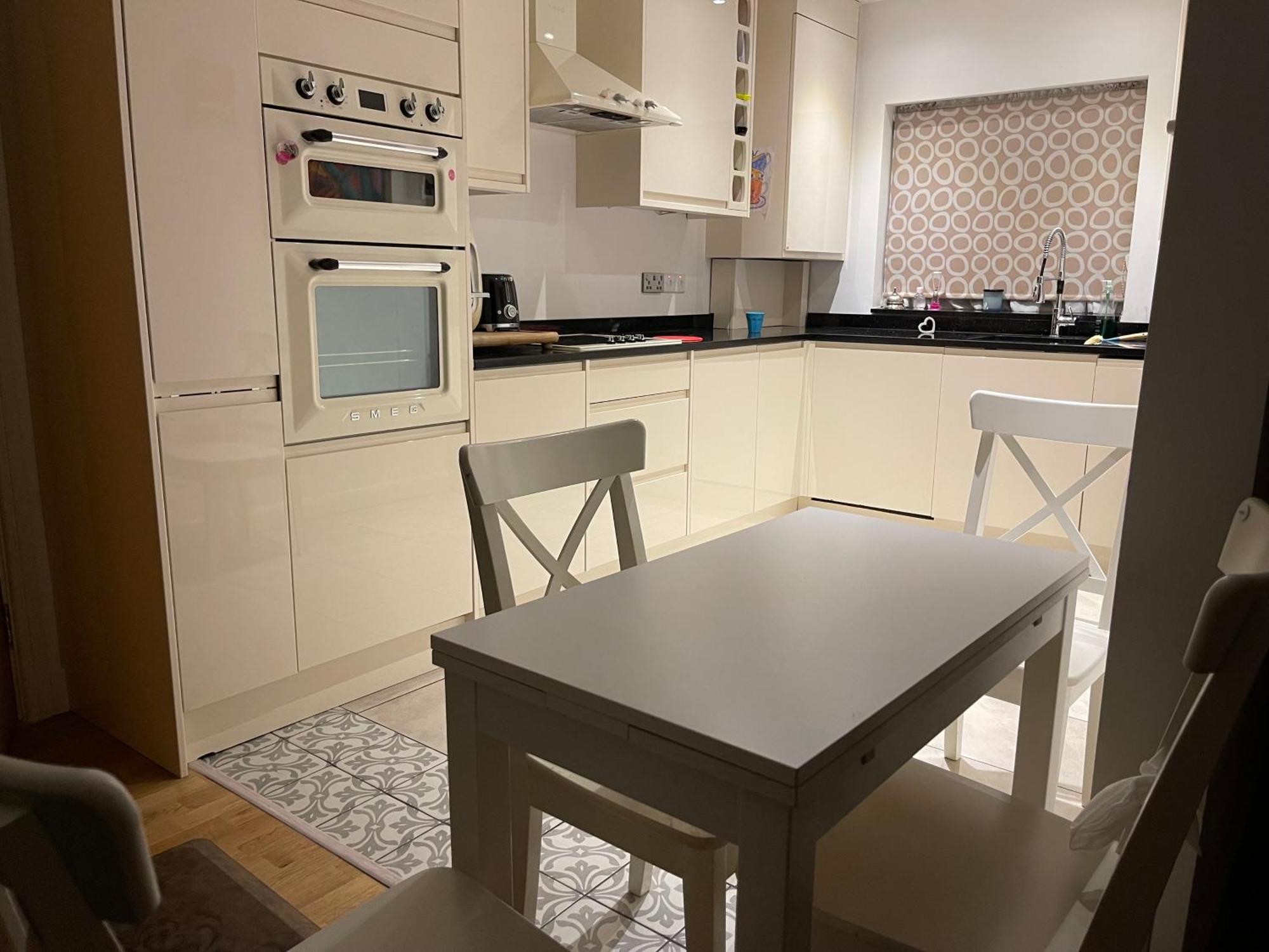 Luxe Quartet: Spacious 4-bed Retreat Near Elizabeth Line Pousada *