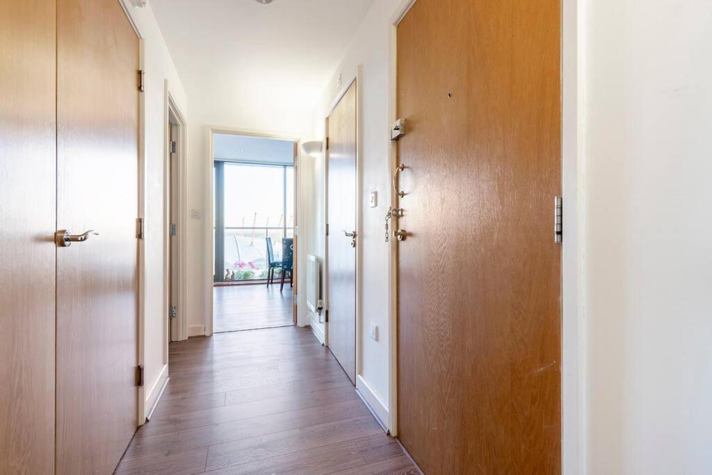 Skylineviews 2 Bed 2 Bath Flat Near Canary Wharf, O2 & Excel Apartment *