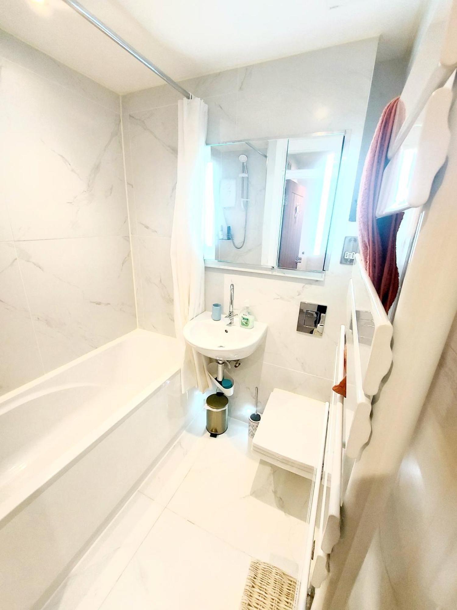 Vakantiehuis Free Parking - 4 Bed - 3 Bath - Sofa Bed - Digital Lock Entry Londen