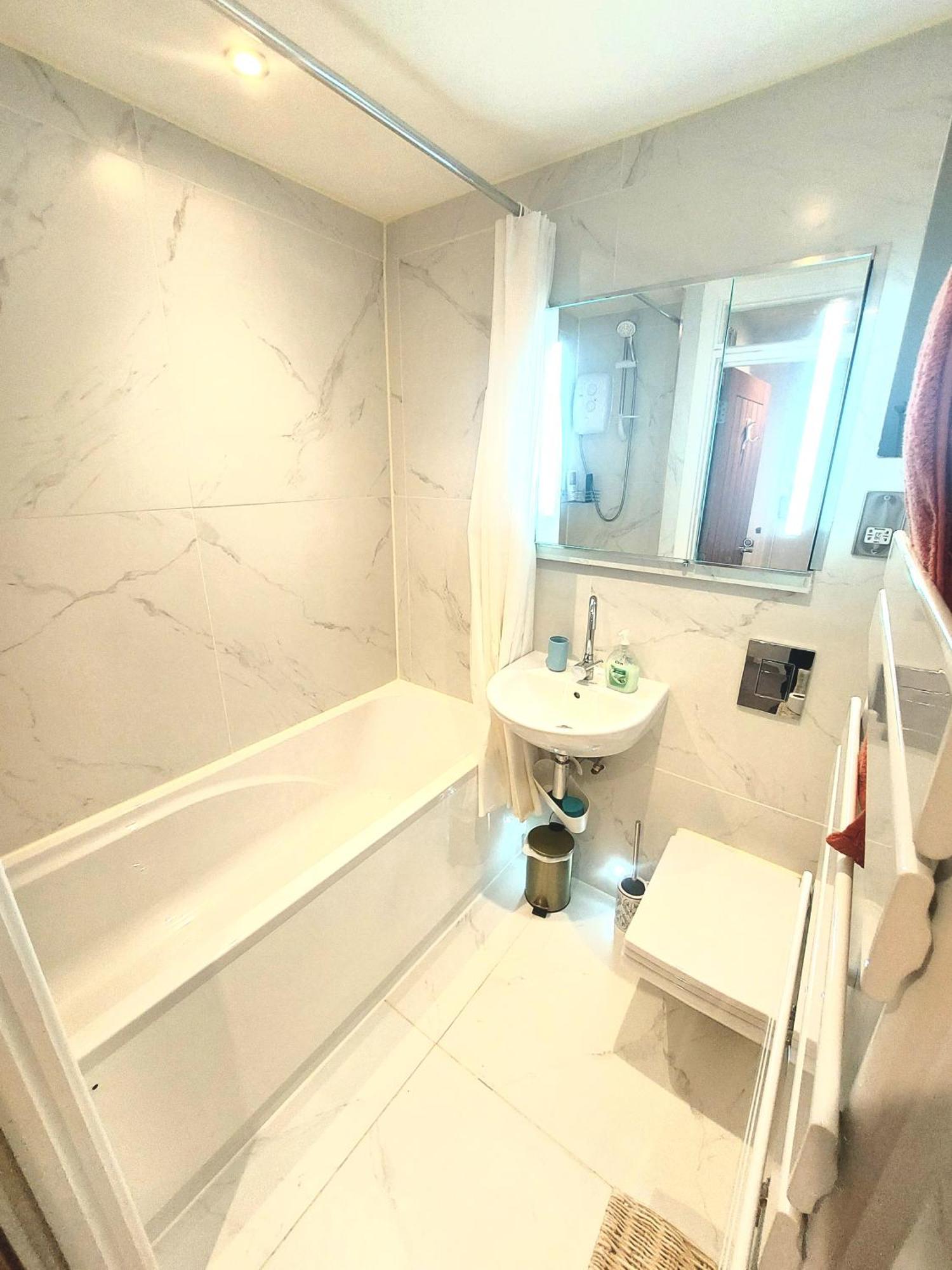 Free Parking - 4 Bed - 3 Bath - Sofa Bed - Digital Lock Entry Vakantiehuis *
