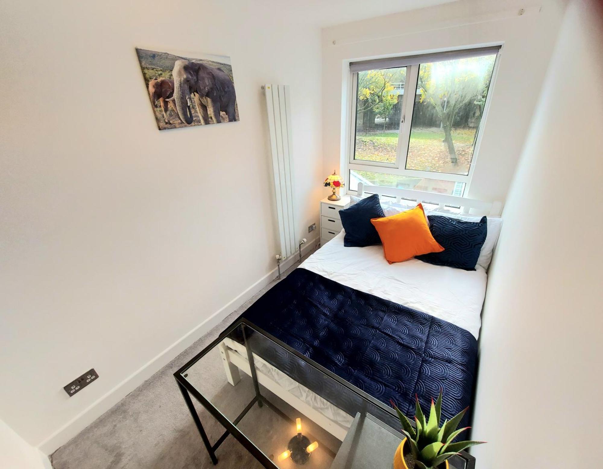 Vakantiehuis Free Parking - 4 Bed - 3 Bath - Sofa Bed - Digital Lock Entry