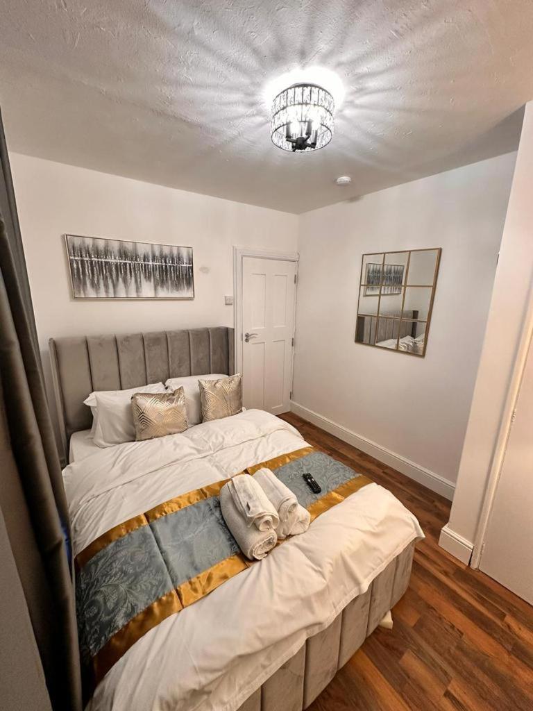Luxury In Prime Location Apartment *
