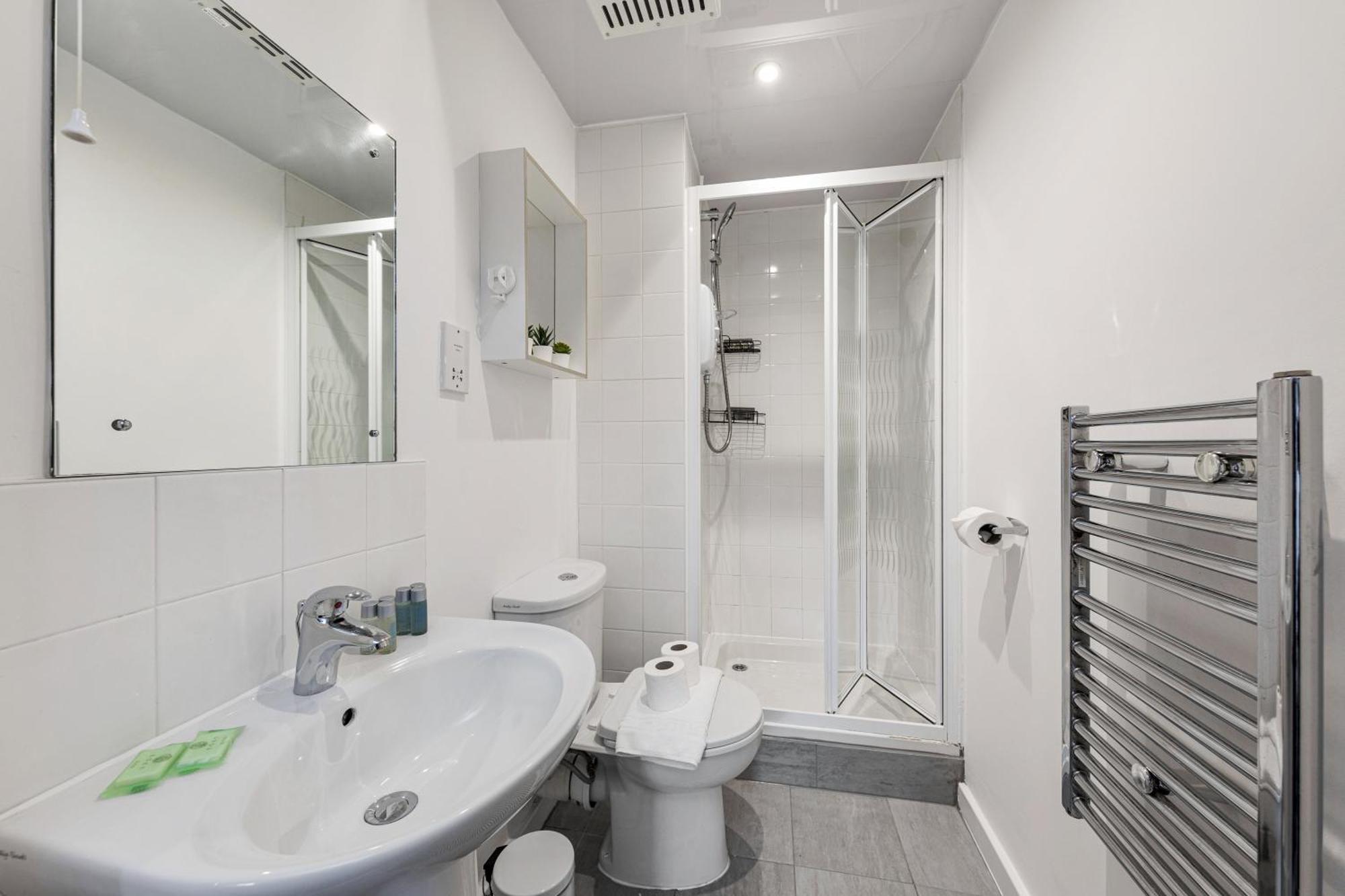 Apartment 2bed2bath Spacious Modern Near Csm London