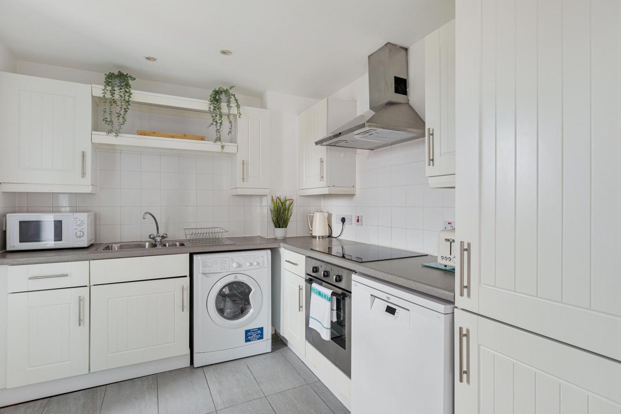 2bed2bath Spacious Modern Near Csm * London