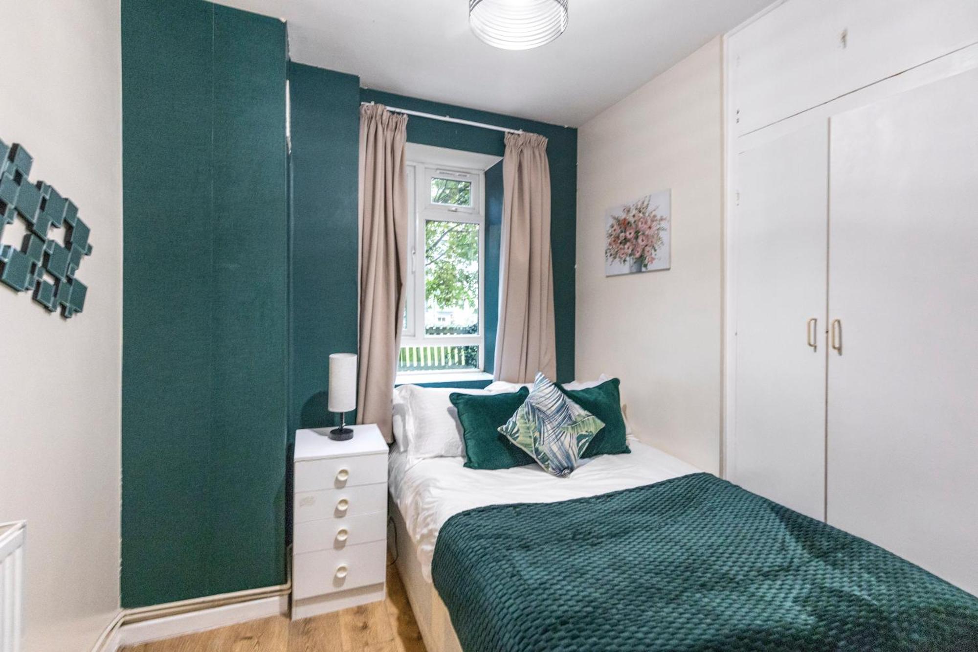 3 Bedroom Flat Near Finsbury Park, Manor House Station Apartment London