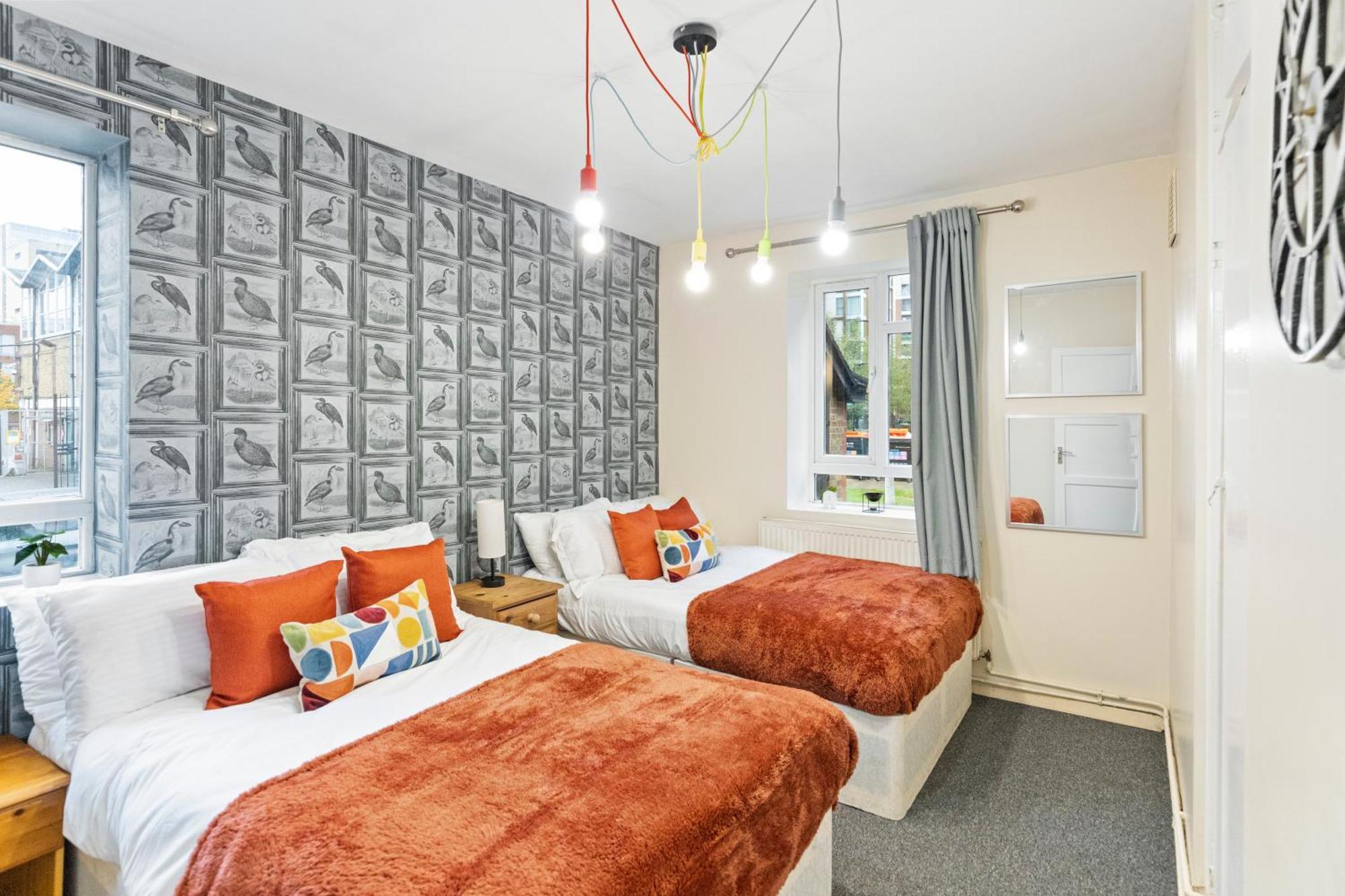 3 Bedroom Flat Near Finsbury Park, Manor House Station Apartment London