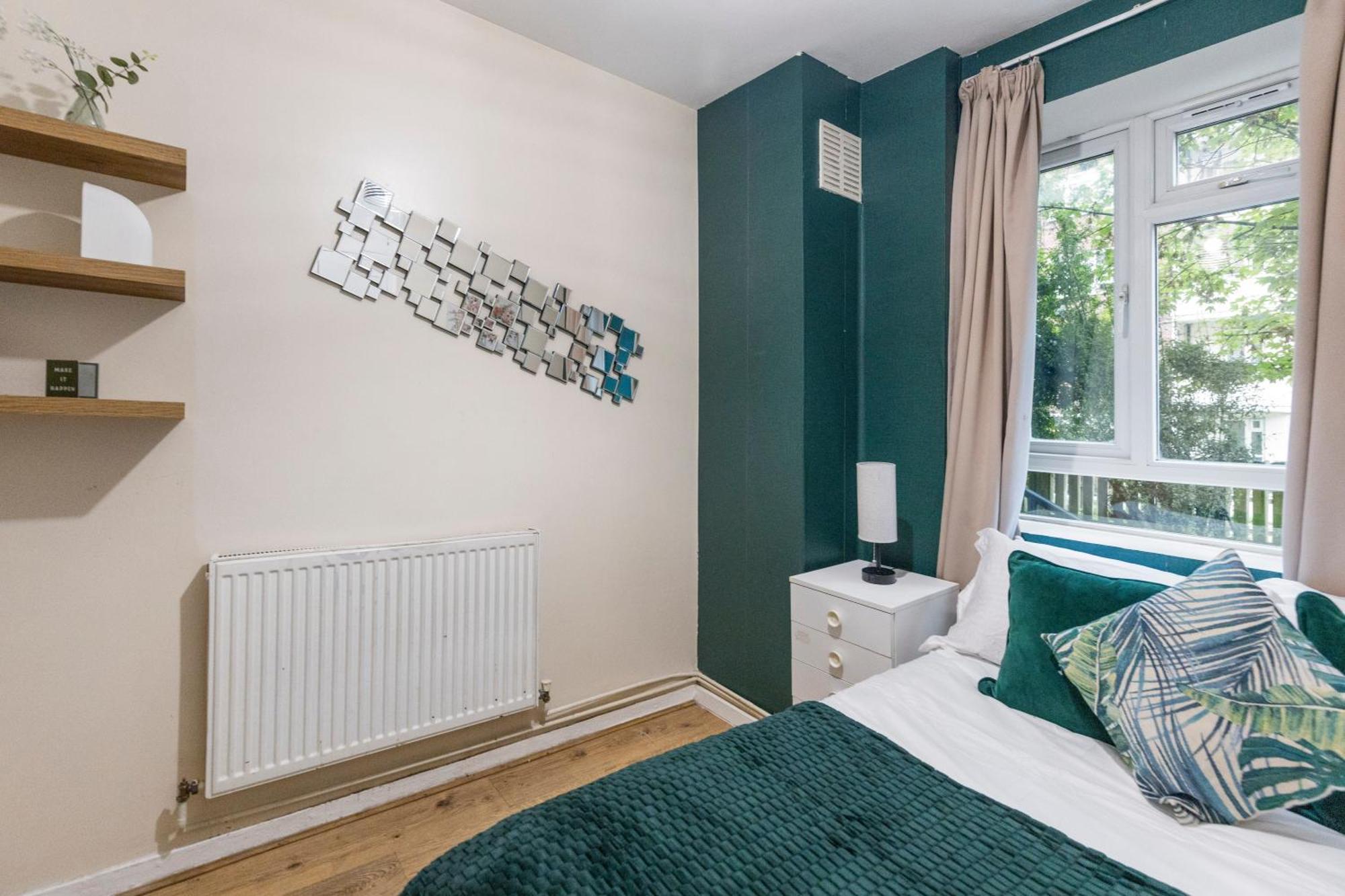 3 Bedroom Flat Near Finsbury Park, Manor House Station Apartment