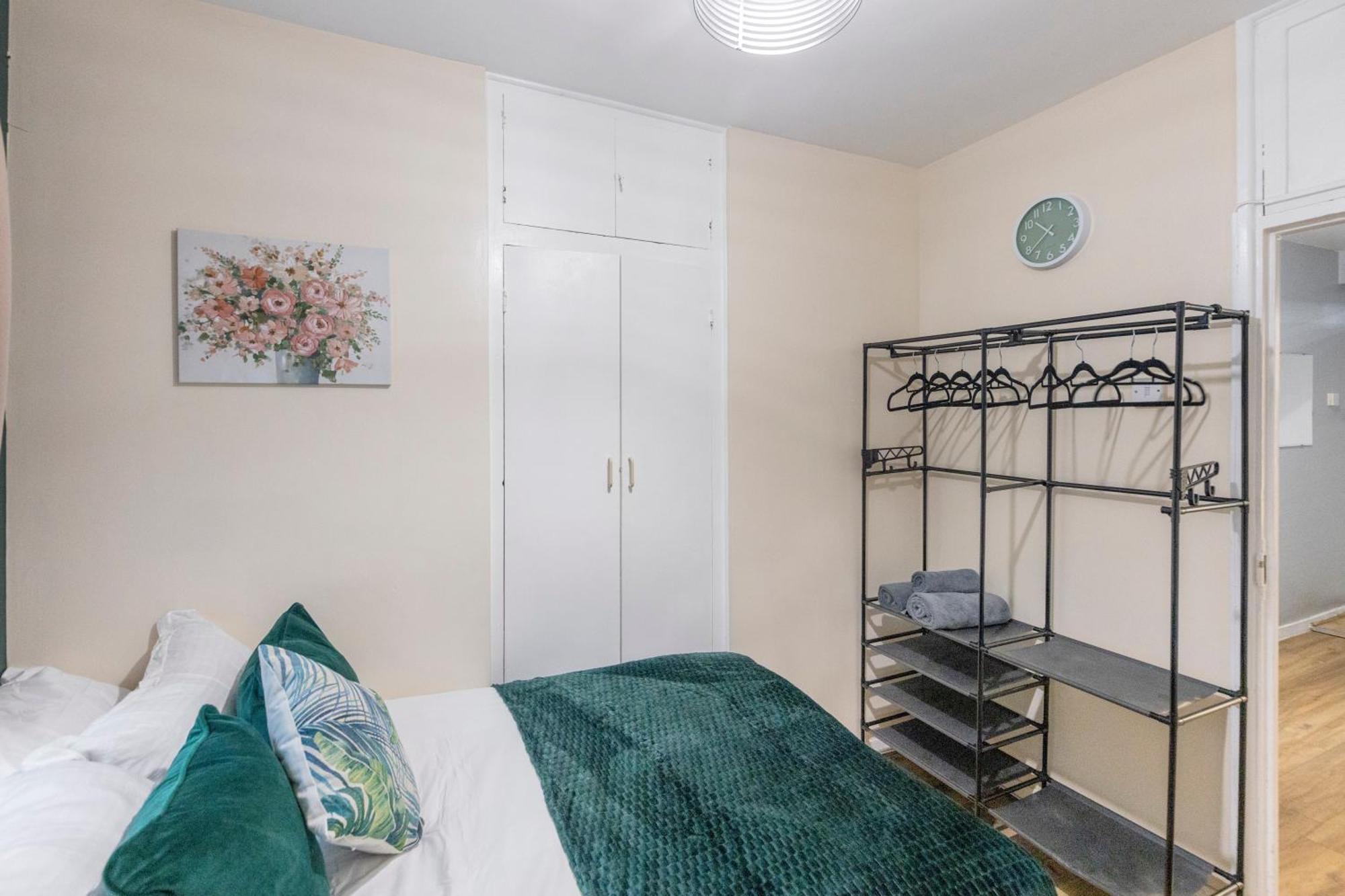 3 Bedroom Flat Near Finsbury Park, Manor House Station Apartment *