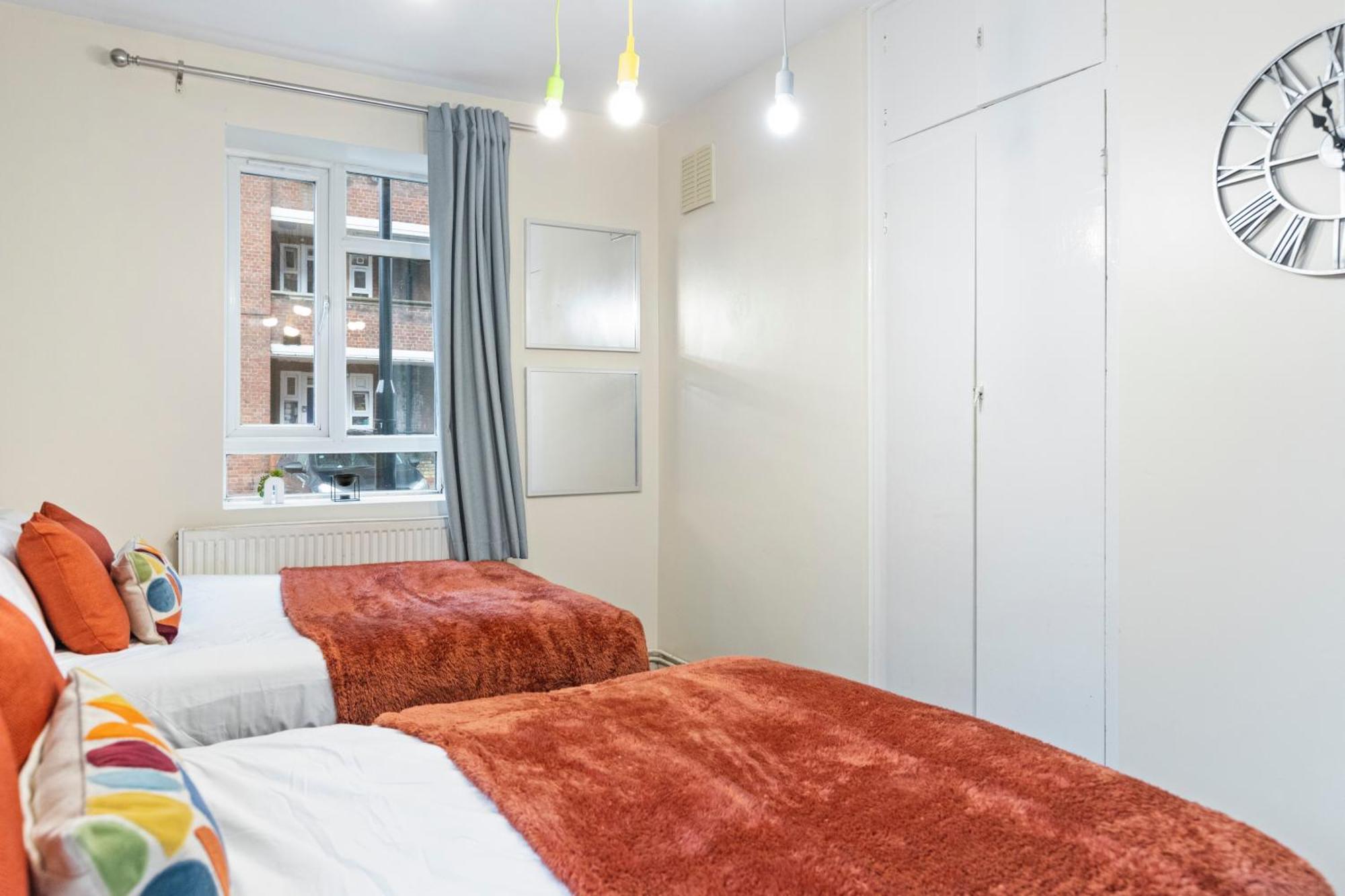 3 Bedroom Flat Near Finsbury Park, Manor House Station Apartment