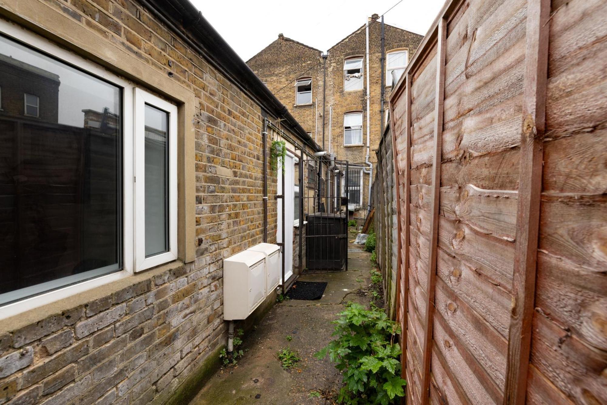 1bd Near Olympic Park, East *