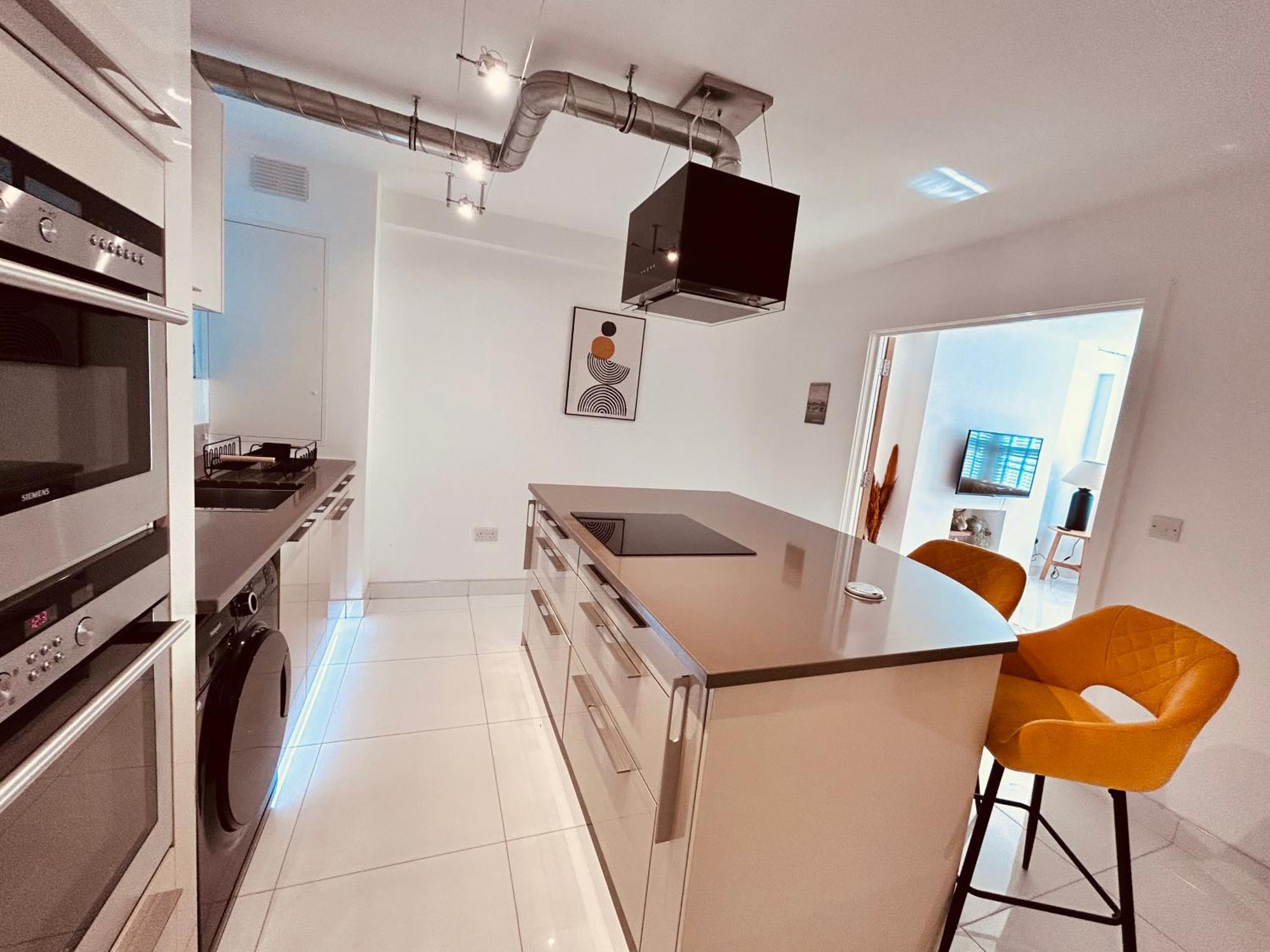 Stunning Spacious B.apt. Slps.4 *