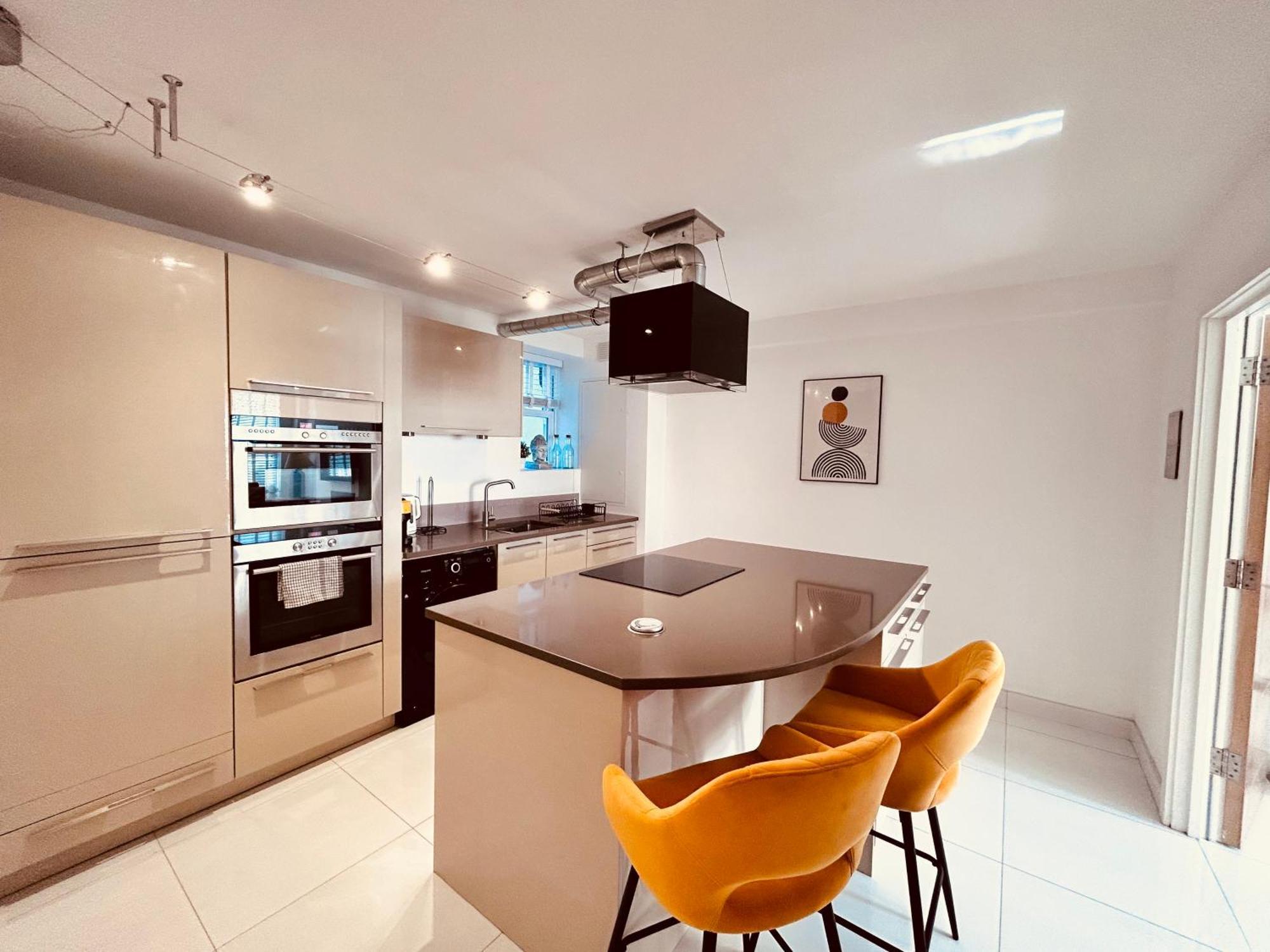 Stunning Spacious B.apt. Slps.4 *