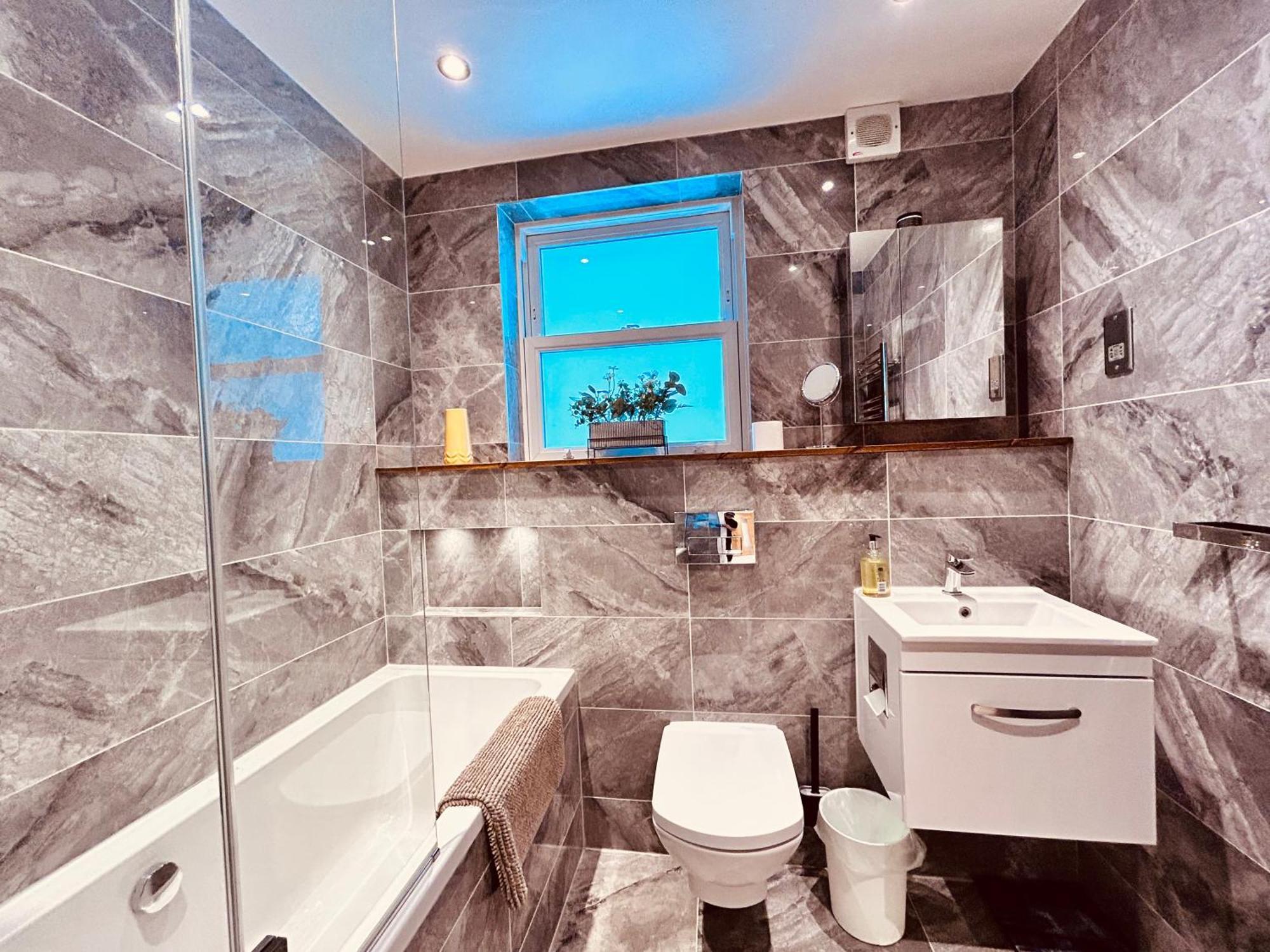 Stunning Spacious B.apt. Slps.4 *