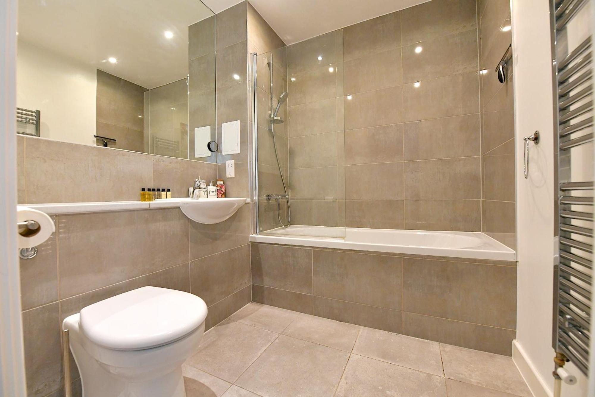 Bright Amelia - 2 Bed 1 Bath With Wifi And Netflix In The Heart Of *