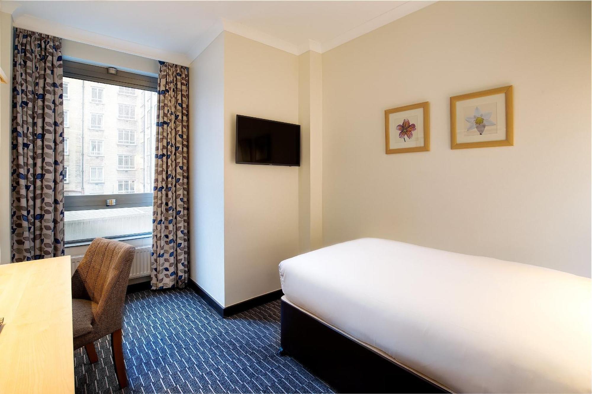 Royal National Hotel 3*