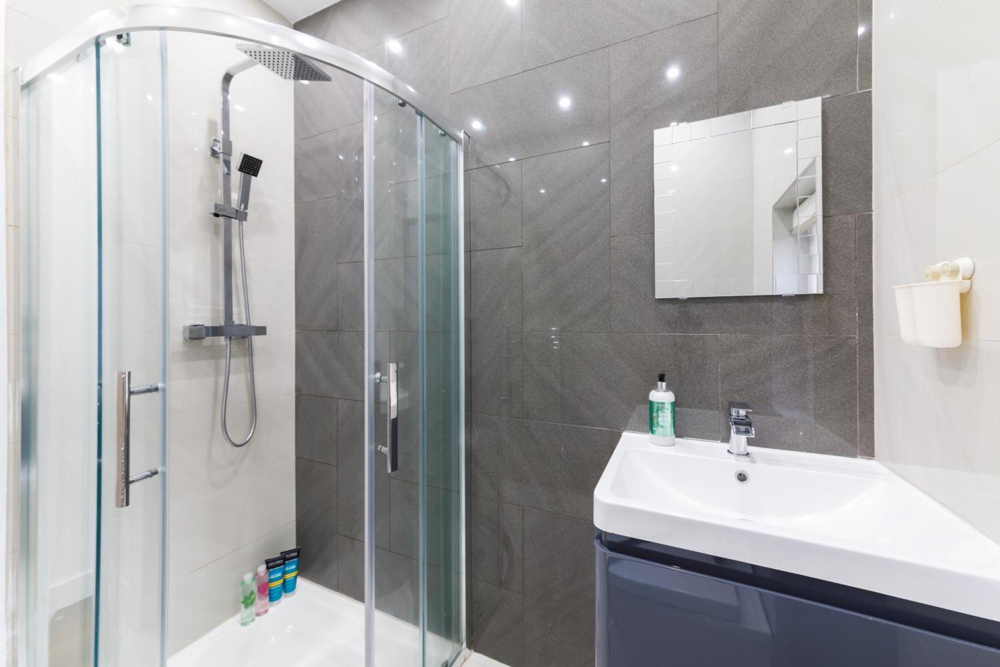 Stylish Holiday/short Let - 1 Bedroom Apartment. *