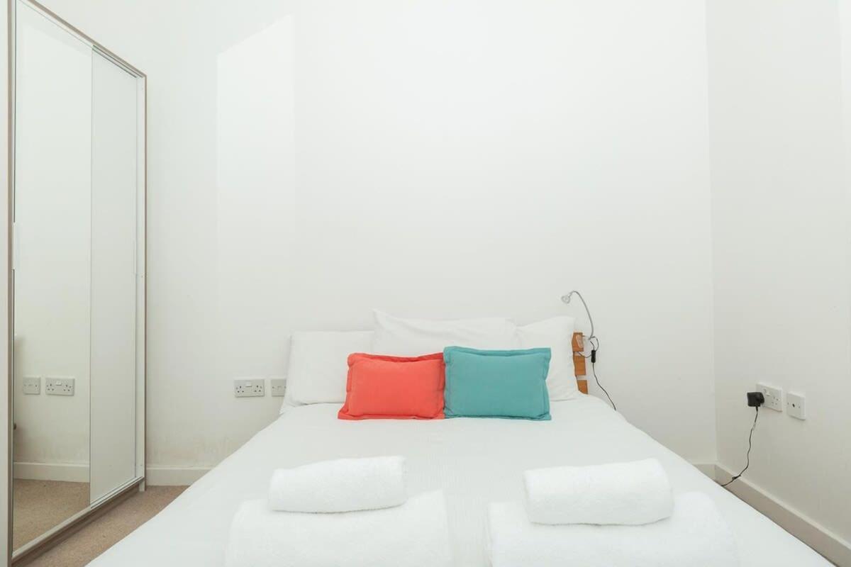 2 Bedroom East With Amazing Views Appartement Londen