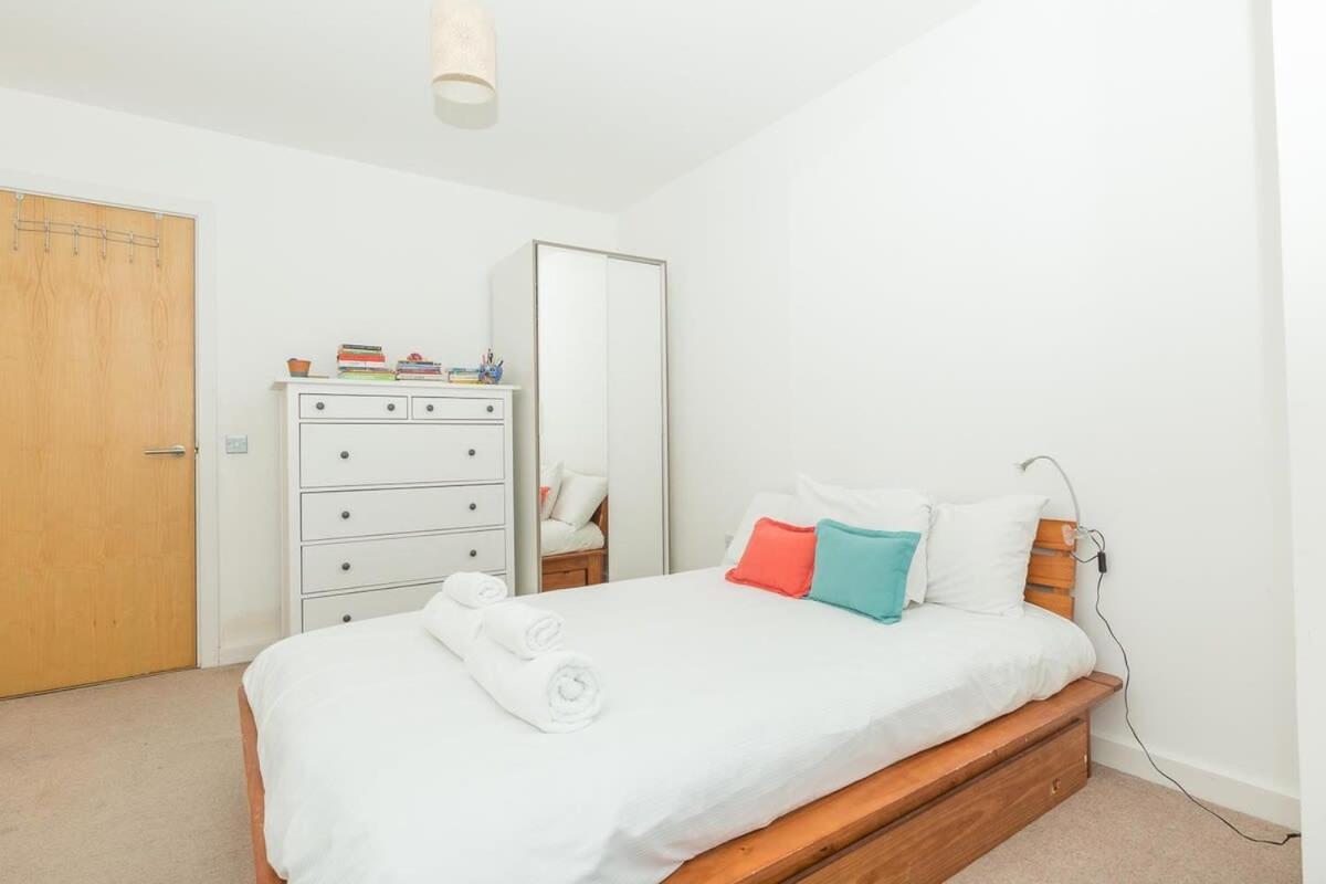 2 Bedroom East With Amazing Views Londen