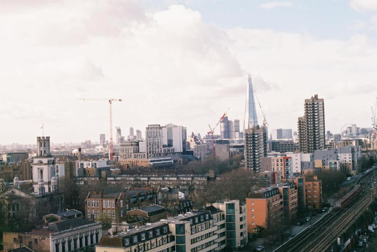2 Bedroom East With Amazing Views Londen