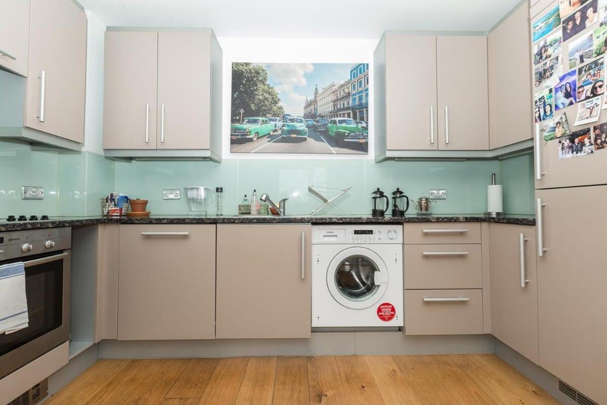 2 Bedroom East With Amazing Views Londen