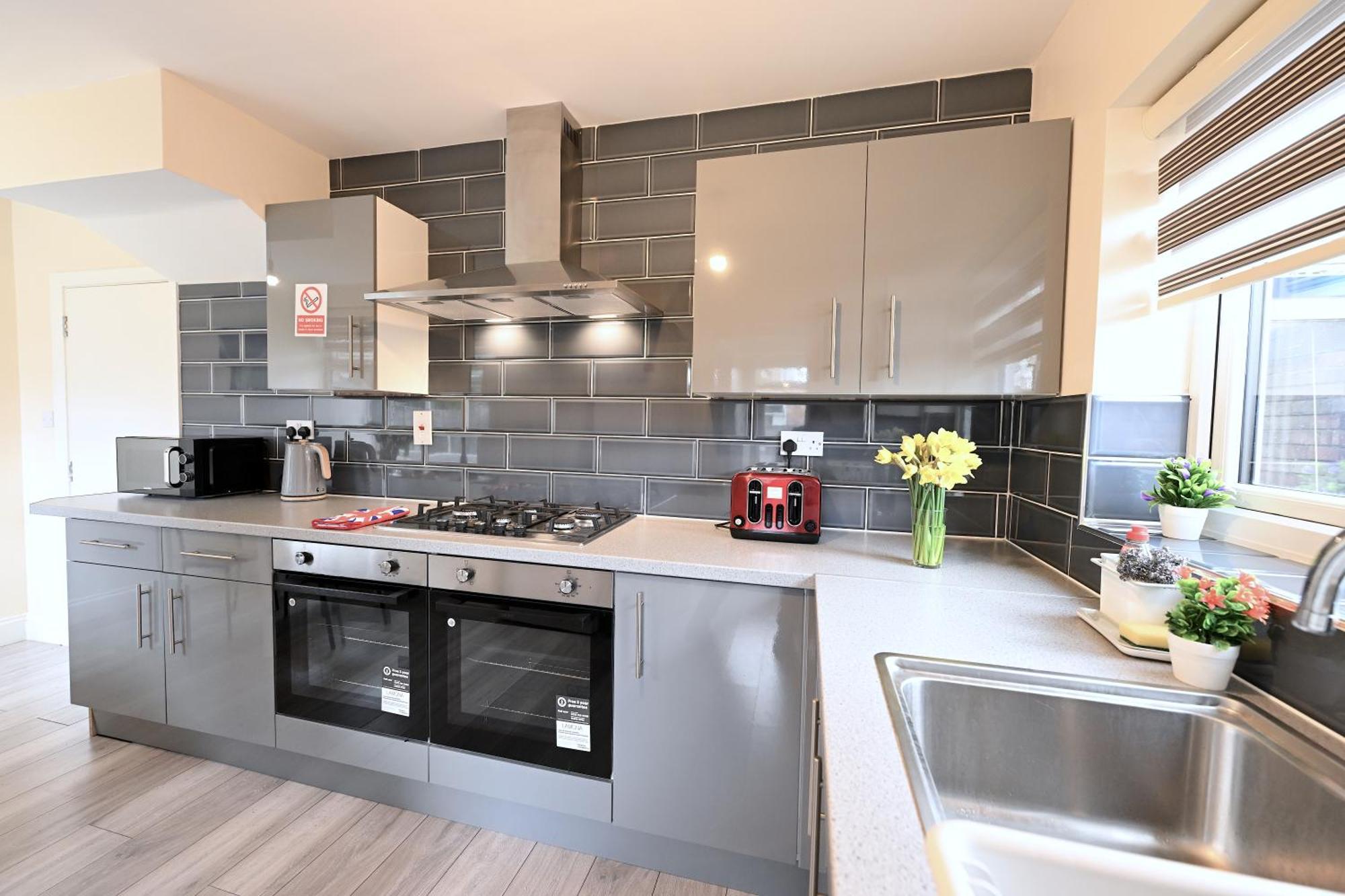 Spacious 5 Bedroom House Next To Tottenham Stadium