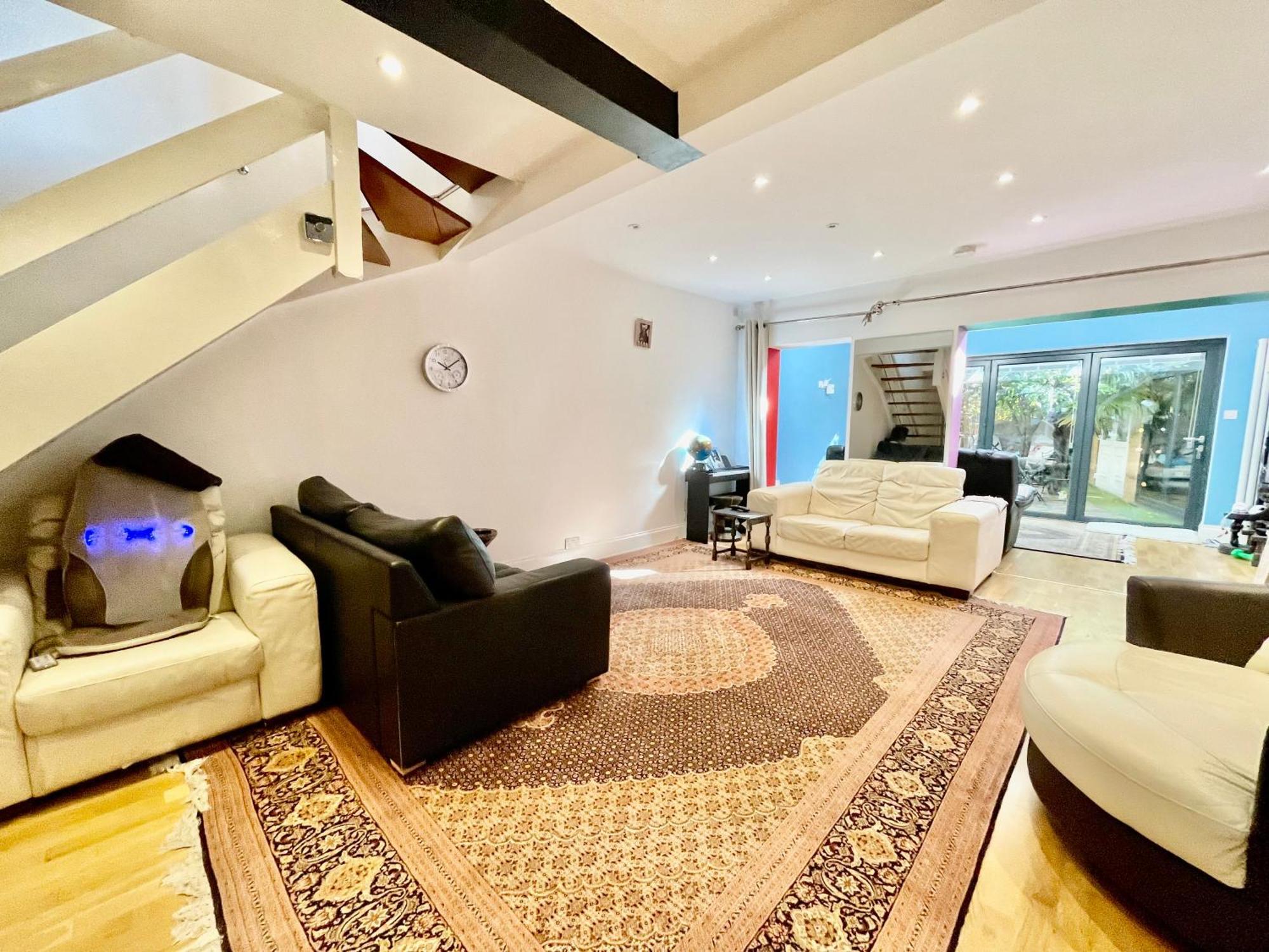 Luxe Quartet: Spacious 4-bed Retreat Near Elizabeth Line Pousada