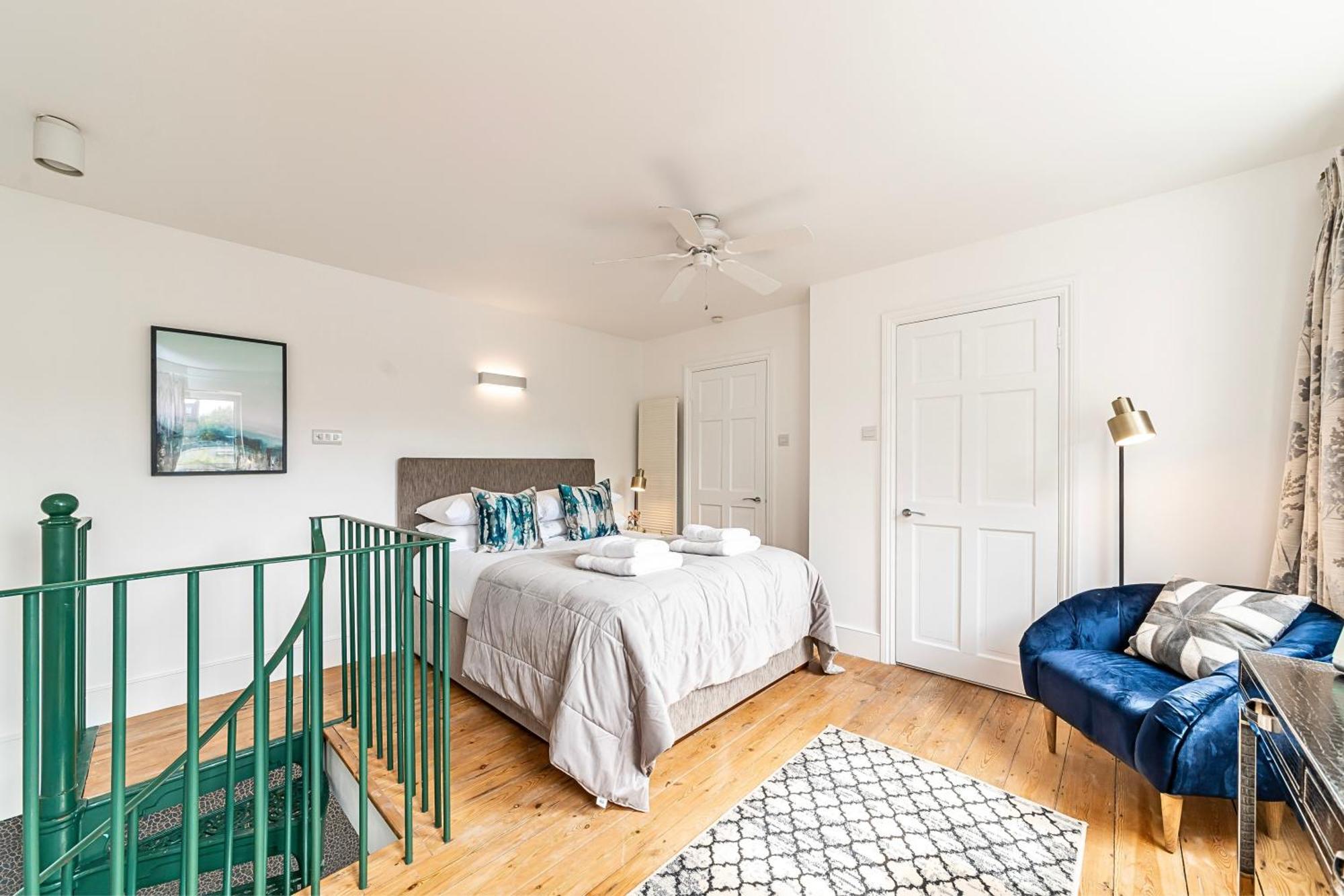 Secret Kensington Garden Mews: Spacious 2-bedroom House With Private Patio London