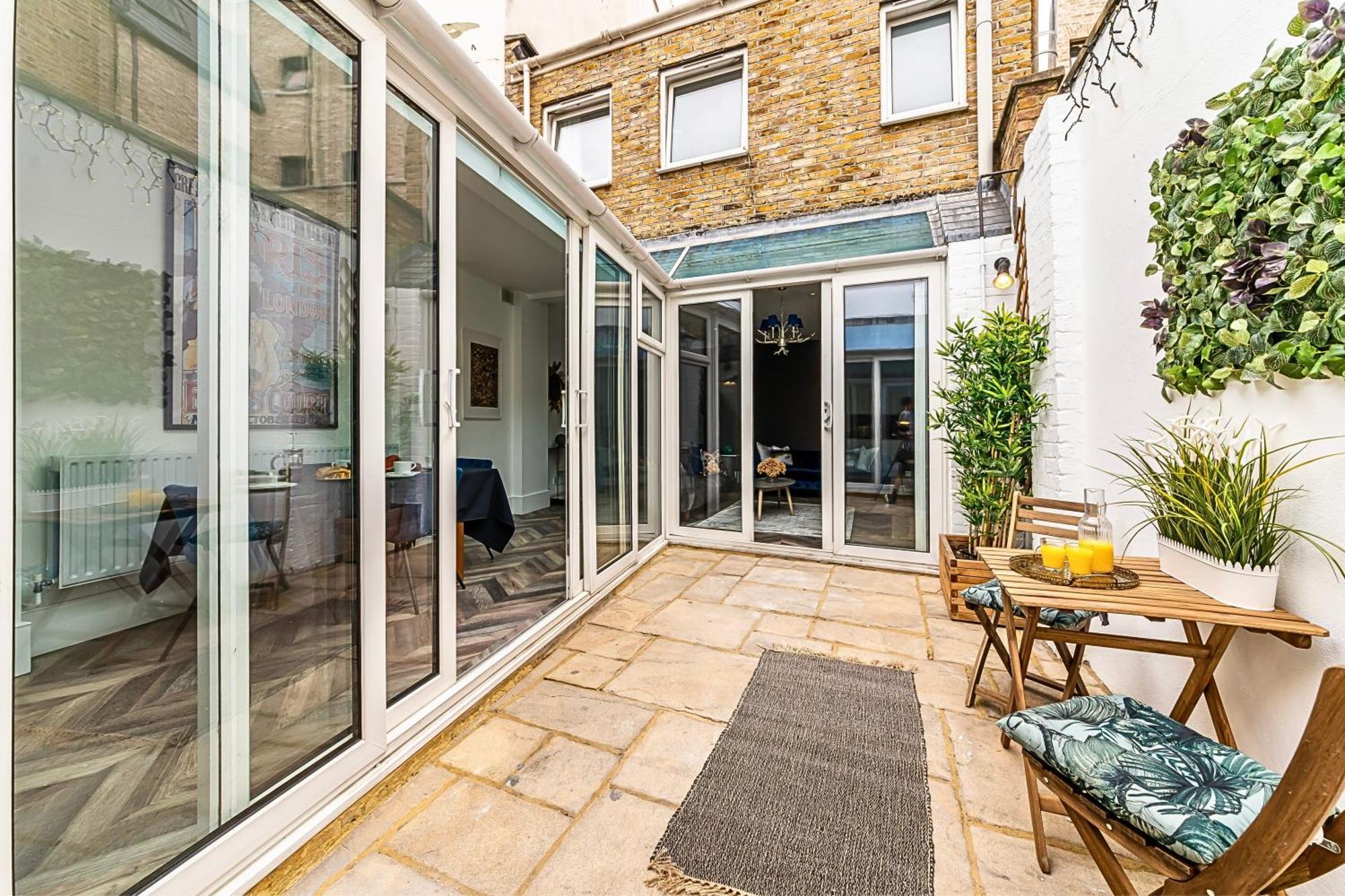 Secret Kensington Garden Mews: Spacious 2-bedroom House With Private Patio Holiday home *