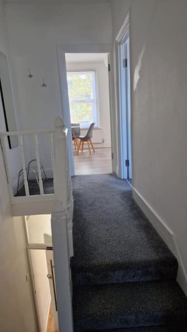 Stylish 1 Bed Flat With En-suite *