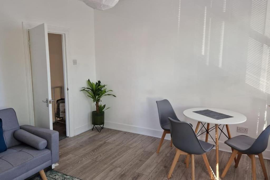 Stylish 1 Bed Flat With En-suite Apartment *