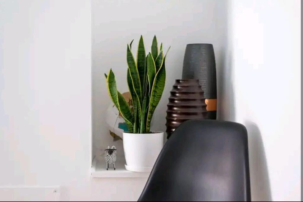 2 Bedroom Canal View, Near Kings Cross & Camden * Londres