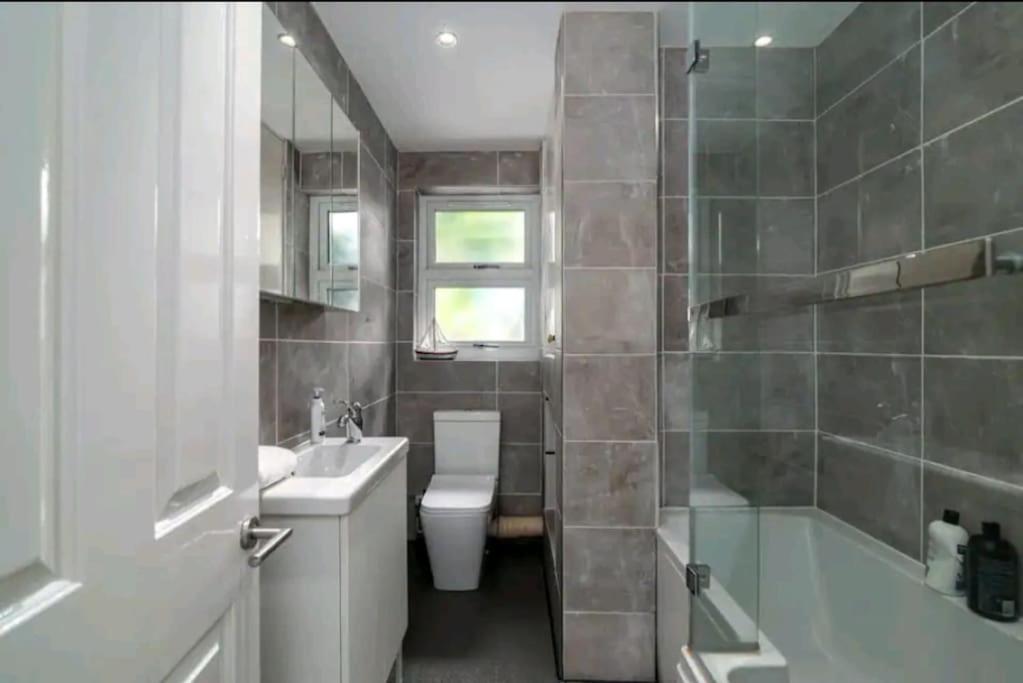 2 Bedroom Canal View, Near Kings Cross & Camden *