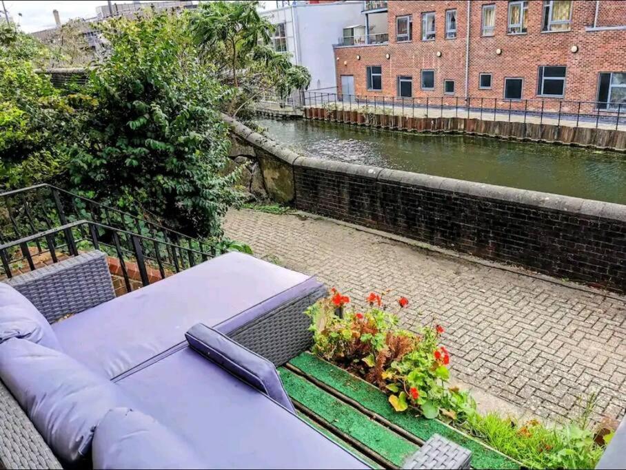 2 Bedroom Canal View, Near Kings Cross & Camden * Londres