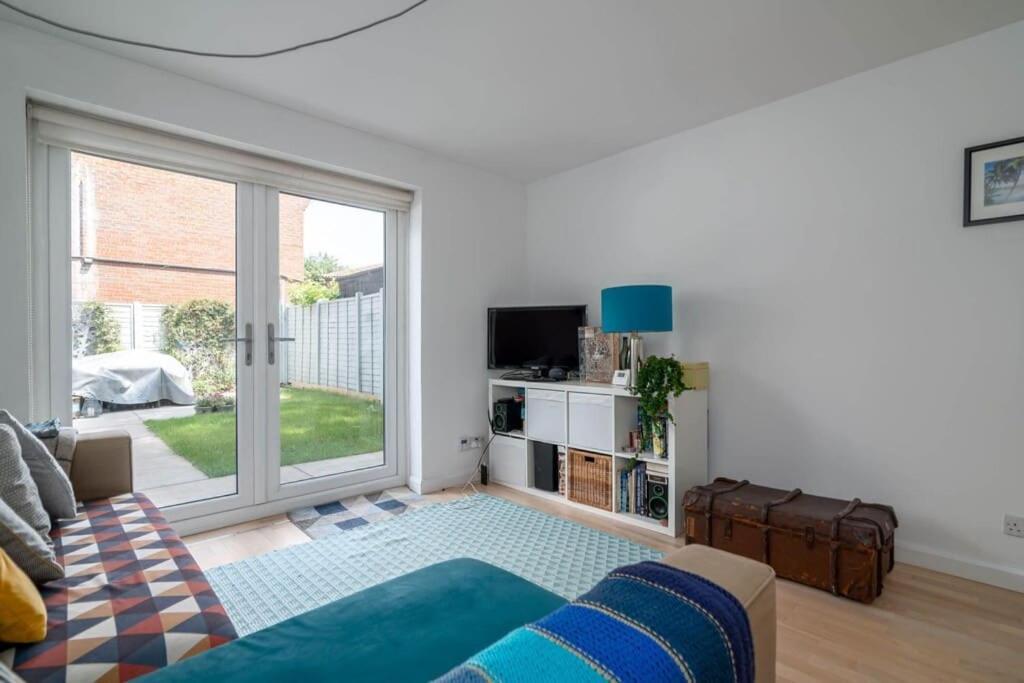 2 Bedroom Canal View, Near Kings Cross & Camden