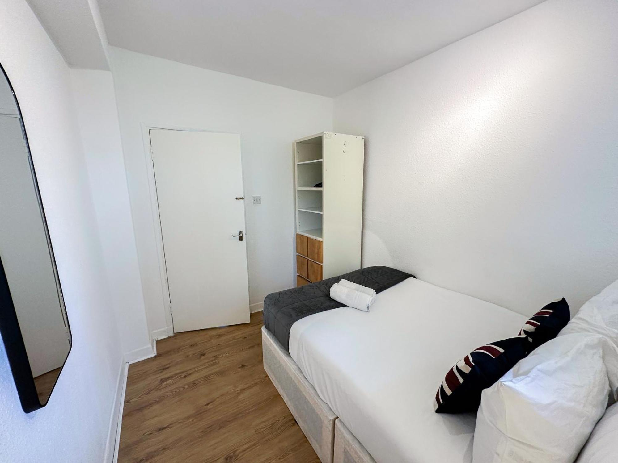 Vibrant 3 Bedrooms Flat With Private Balcony Near Finsbury Park, Wood Green * London