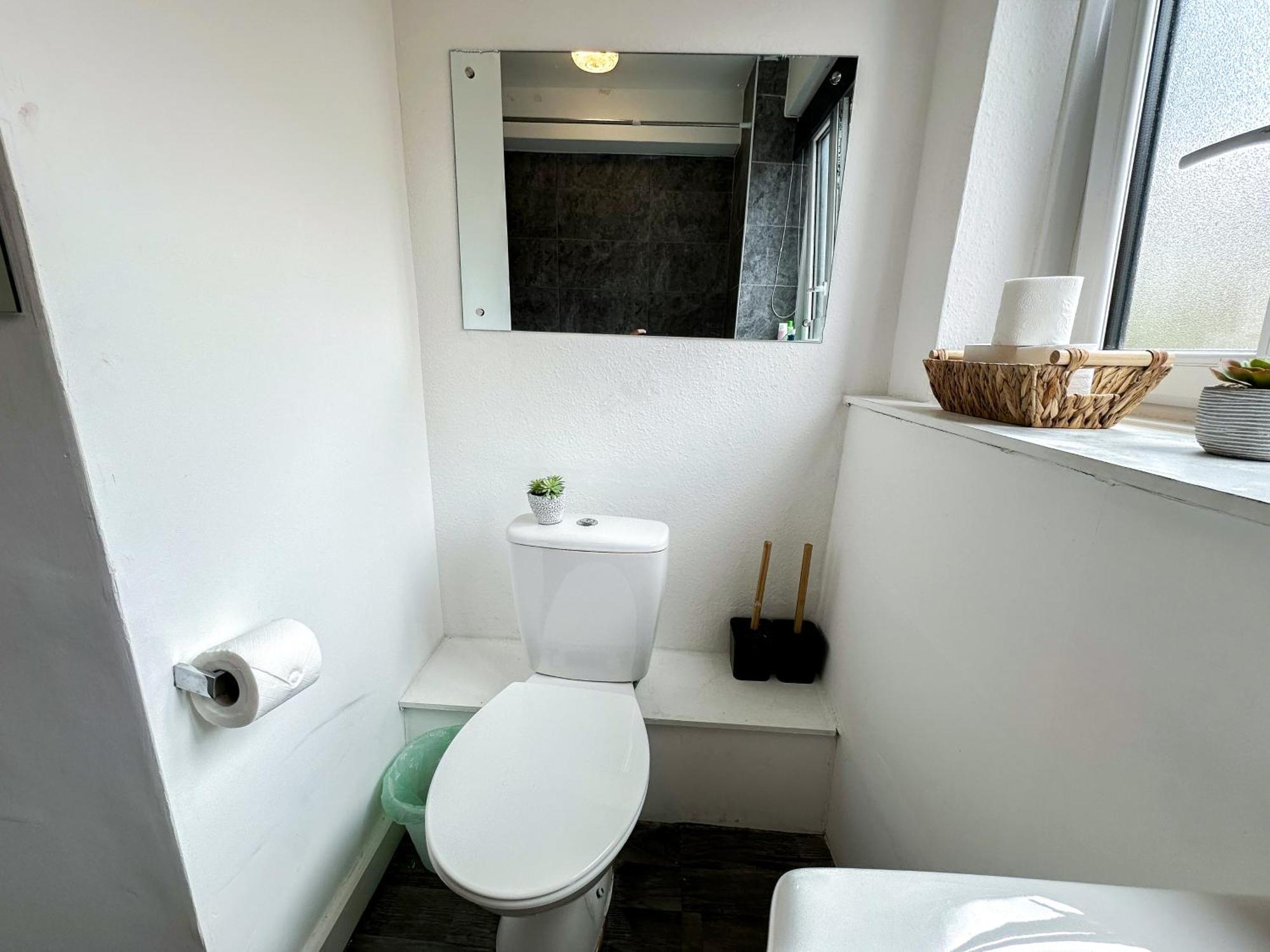 Vibrant 3 Bedrooms Flat With Private Balcony Near Finsbury Park, Wood Green