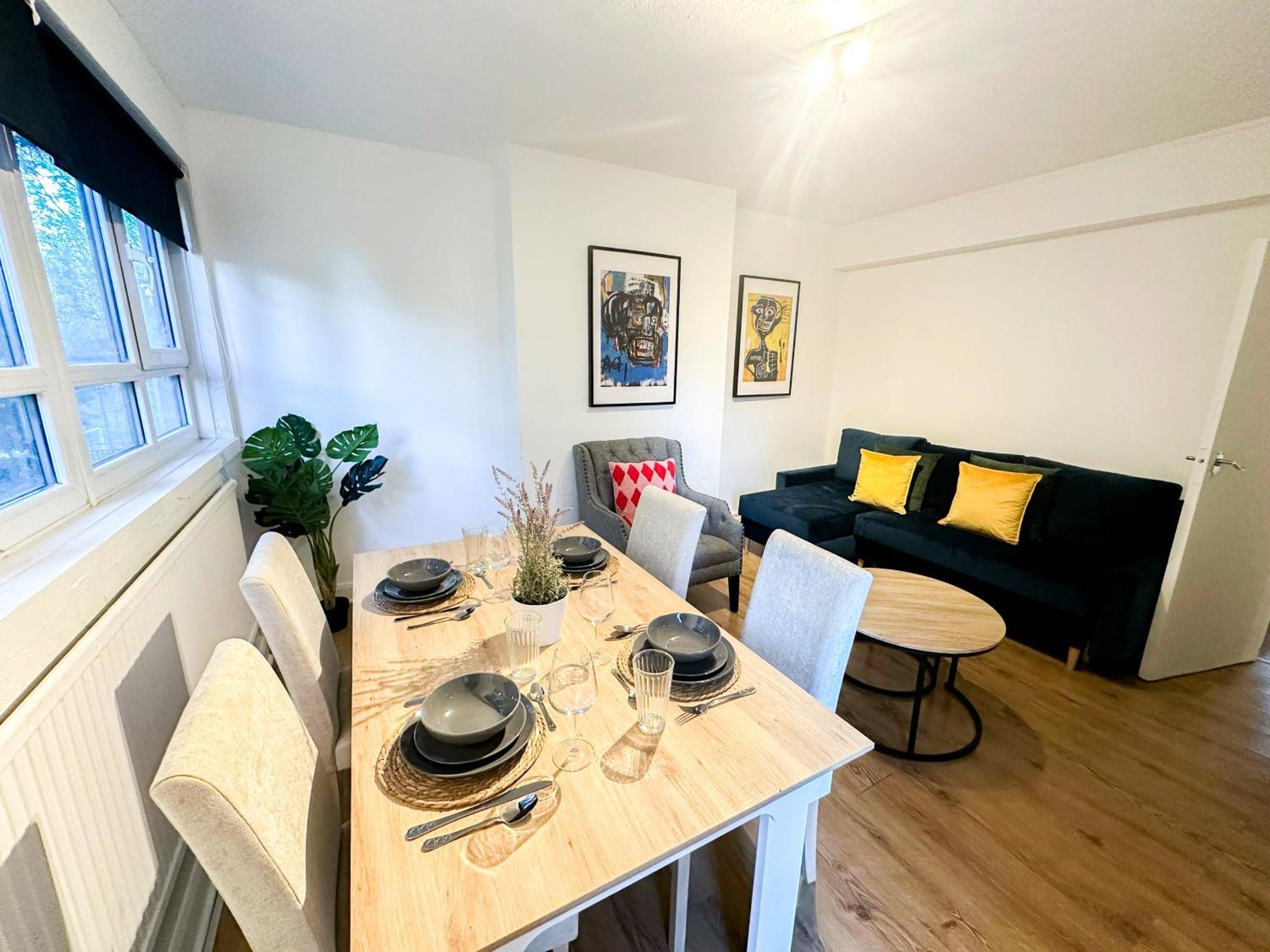 Vibrant 3 Bedrooms Flat With Private Balcony Near Finsbury Park, Wood Green * London